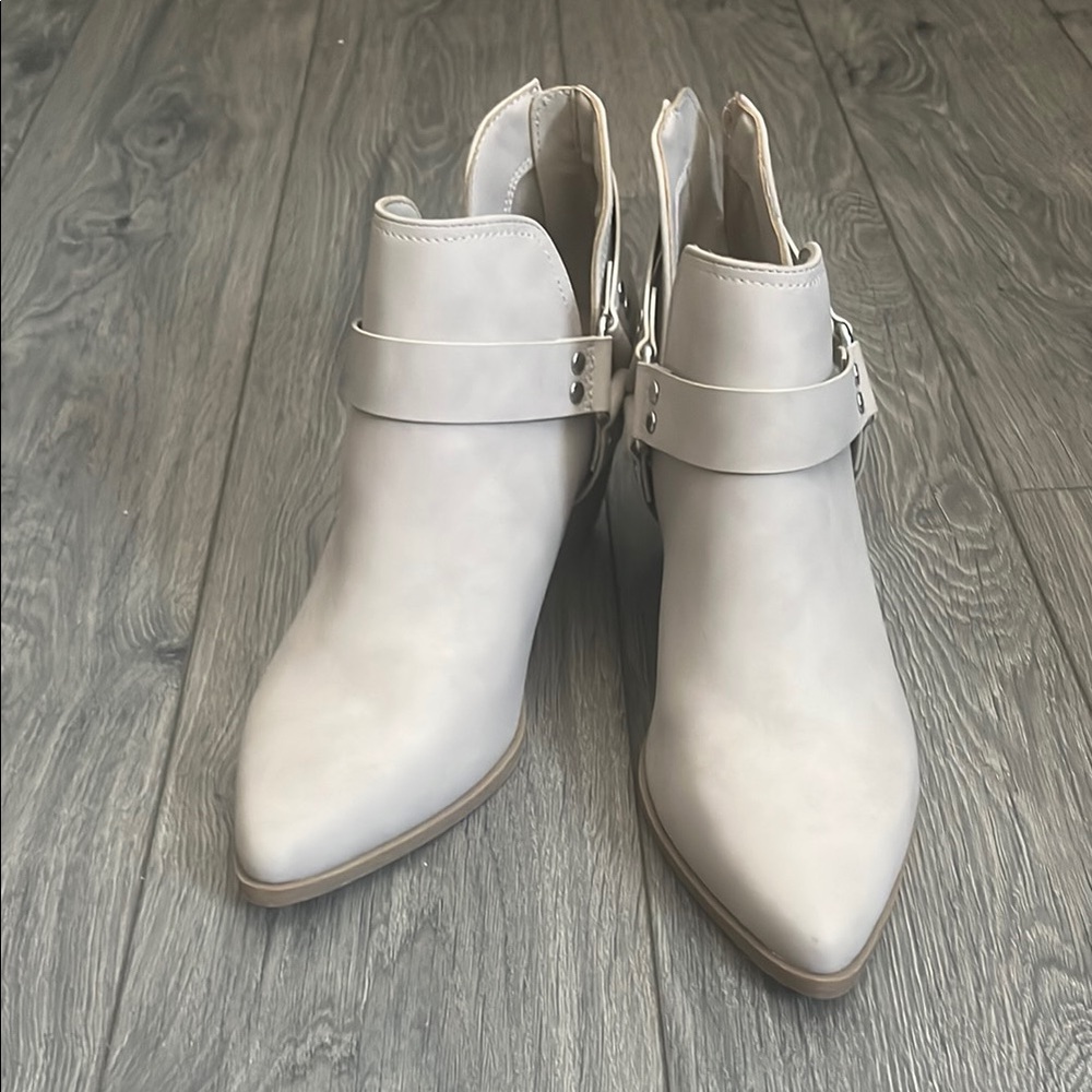 Dolce Vita Women's Tan Ankle Boots